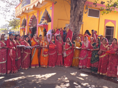 दशामाता पर्व पर महिलाओं ने सुख-समृद्धि की कामना की:  भगवान विष्णु के स्वरूप पीपल के पेड़ को सफेद धागा बांधकर पूजा की – pratapgarh (Rajasthan) News