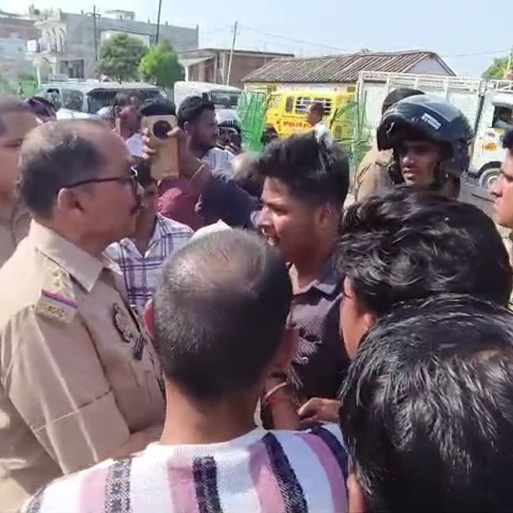 आजमगढ़ में सड़क हादसे में किशोर की मौत:अर्टिगा कार ने मारी थी बाइक में टक्कर, गाड़ी छोड़कर ड्राइवर फरार