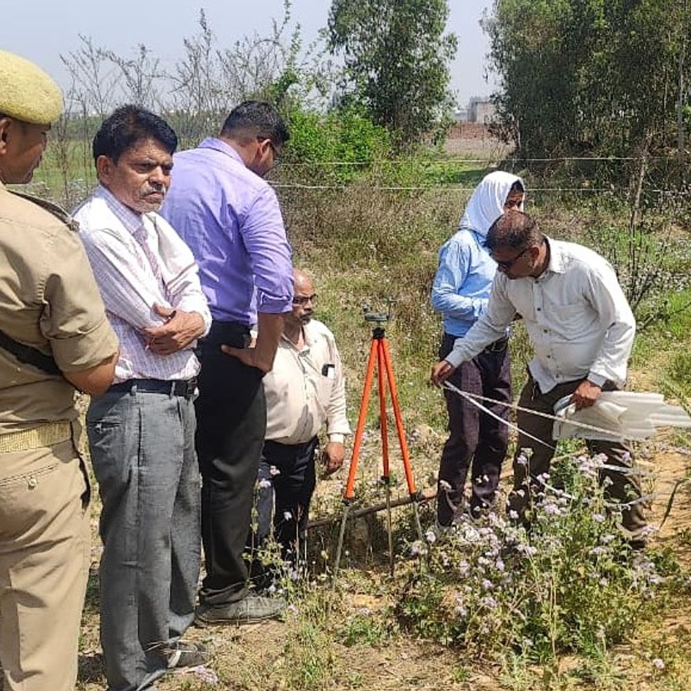 मेयर बोले-बाउंड्री गिराने वाले SDM को नहीं छोड़ूंगा:मुरादाबाद में 'मुख्यमंत्री मॉडल कंपोजिट स्कूल' की जमीन कब्जामुक्त कराने पर बवाल; सुबह-सुबह मौके पर DM
