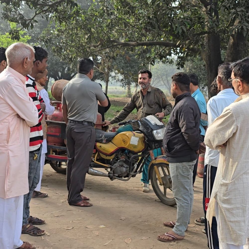 बिजनौर में गैस सिलेंडर की किल्लत:लोग घंटों कतार में, एजेंसी मालिक का दावा पर्याप्त आपूर्ति