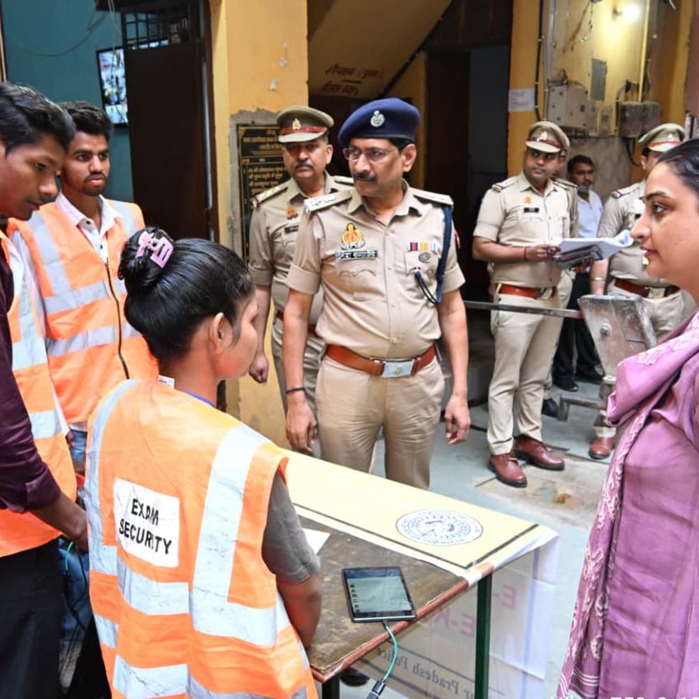 बुलंदशहर DM-SSP ने किया स्ट्रांग रूम का निरीक्षण:यूपी पुलिस भर्ती परीक्षा के प्रश्नपत्रों की सुरक्षा जांची, दिए दिशा-निर्देश