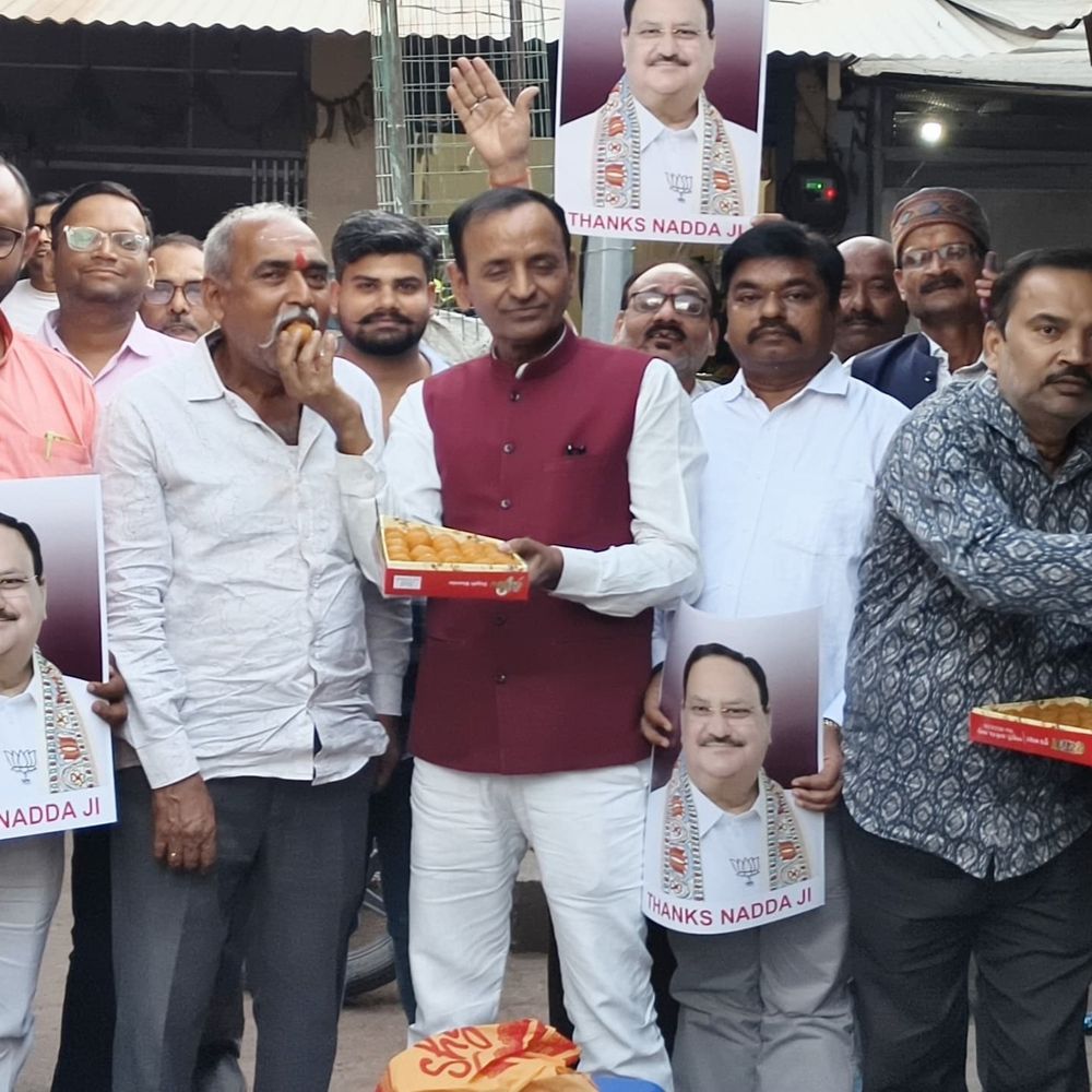 खाद्य व्यापारियों को बड़ी राहत:अब बार-बार नहीं रिन्यू कराना होगा लाइसेंस, 11 किलो लड्डू बांटकर जताया आभार