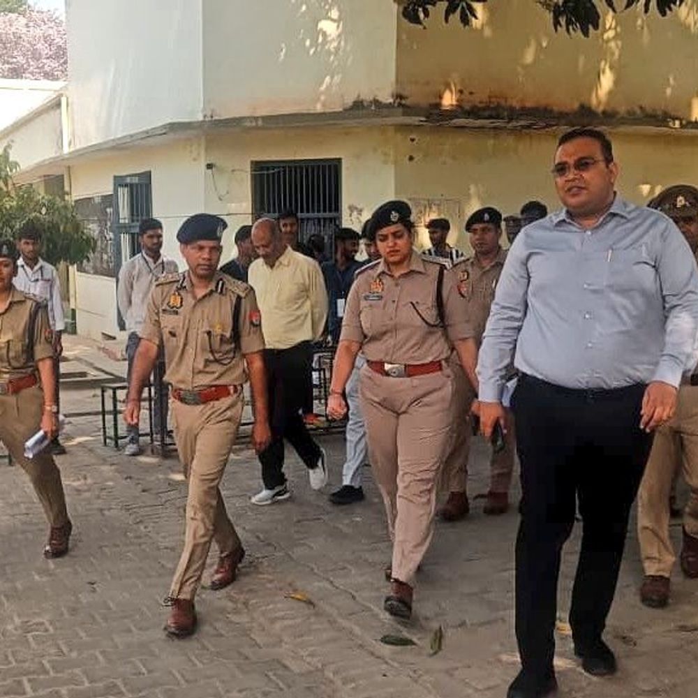 DIG ने SI भर्ती परीक्षा केंद्रों का निरीक्षण किया:डीएम और एसपी के साथ सुरक्षा व्यवस्था का जायजा लिया