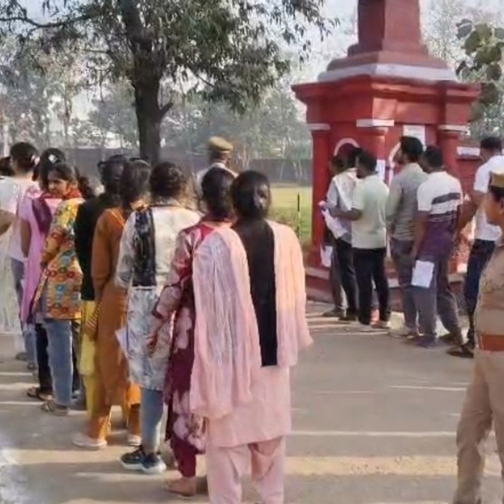 श्रावस्ती में पुलिस उप निरीक्षक भर्ती परीक्षा शुरू:नकलविहीन परीक्षा के लिए प्रशासन अलर्ट, परीक्षार्थियों की हुई कड़ी तलाशी