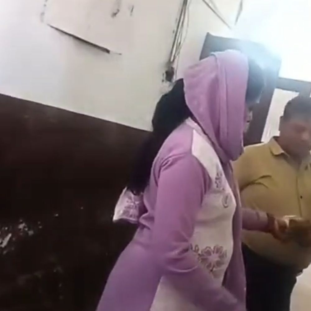 महिला स्वास्थ्यकर्मी से एरियर भुगतान के नाम पर ली रिश्वत:वीडियो सामने आने पर कार्रवाई, सीएचसी के वरिष्ठ सहायक निलंबित