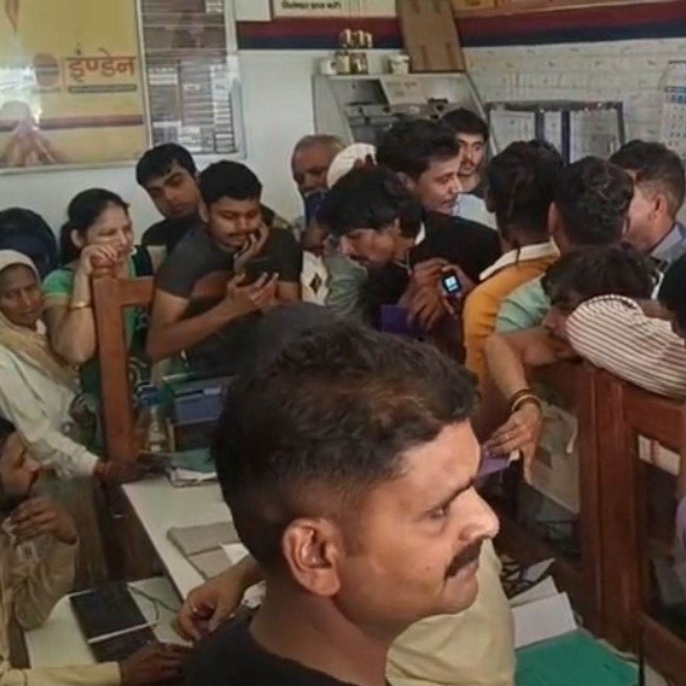 बागपत में गैस बुकिंग में दिक्कत, एजेंसियों पर लगी भीड़:महिलाएं बोलीं- चूल्हे पर खाना बनाना पड़ रहा है