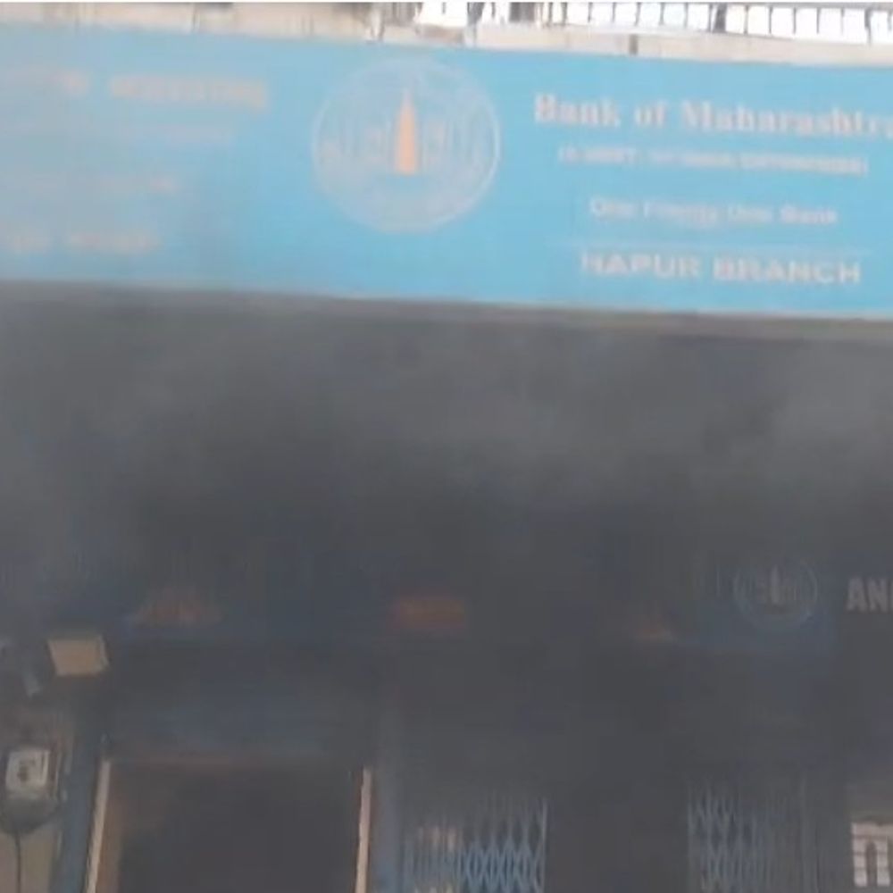बैंक ऑफ महाराष्ट्र में लगी आग:हापुड़ शाखा में दस्तावेज-सामान जले, फायर ब्रिगेड ने पाया काबू
