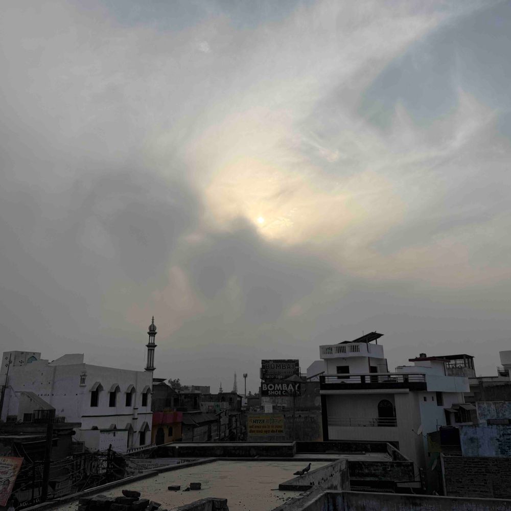 बुलंदशहर में मौसम बदला:बादल छाए, तापमान 4 डिग्री गिरा; कल बारिश की संभावना