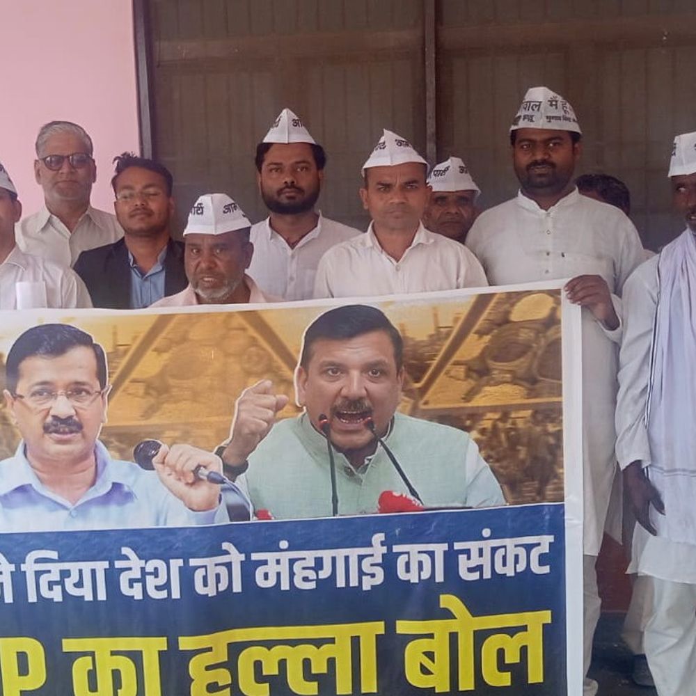 आप का गैस सिलेंडर के बढ़ते दामों पर प्रदर्शन:कासगंज में केंद्र सरकार की नीतियों के खिलाफ राष्ट्रपति को संबोधित ज्ञापन सौंपा