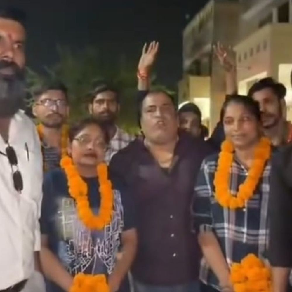 सहारनपुर में भड़काऊ स्लोगन लिखने के आरोपी रिहा:जेल से बाहर आते ही फूल-मालाओं से स्वागत, सोशल मीडिया डाली पोस्ट