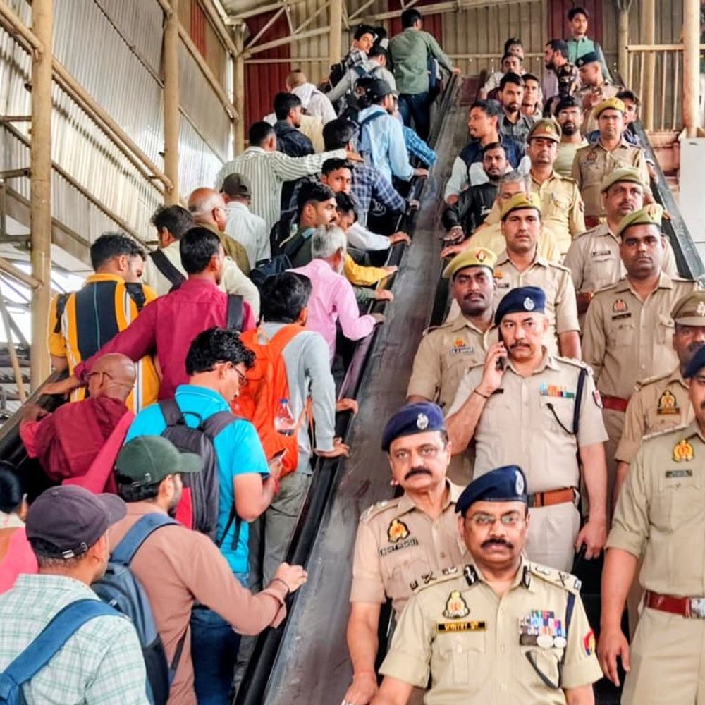 लखनऊ रेलवे स्टेशन पर उमड़ी भीड़:जीआरपी और आरपीएफ रही तैनात, परीक्षा स्पेशल ट्रेनों से पहुंचे अभ्यर्थी