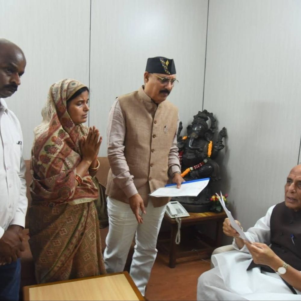 लखनऊ के BLO का 19 दिन से कोई सुराग नहीं:जानकीपुरम के शिक्षामित्र का परिवार रक्षा मंत्री से मिला; लगाई मदद की गुहार