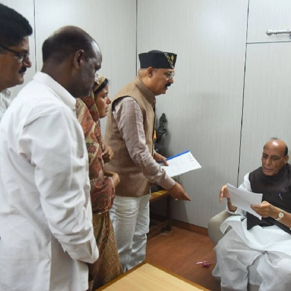 लखनऊ से 19 दिन से लापता शिक्षामित्र:जानकीपुरम के BLO दिलीप सिंह का परिवार रक्षा मंत्री से मिला; लगाई गुहार