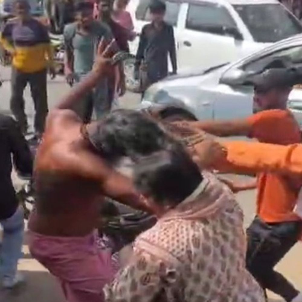 मथुरा में सड़क पर हाई वोल्टेज ड्रामा:15 साल बाद दिखा पति तो पत्नी ने खोया आपा, बीच सड़क पर लगाई पिटाई,कार भी तोड़ी