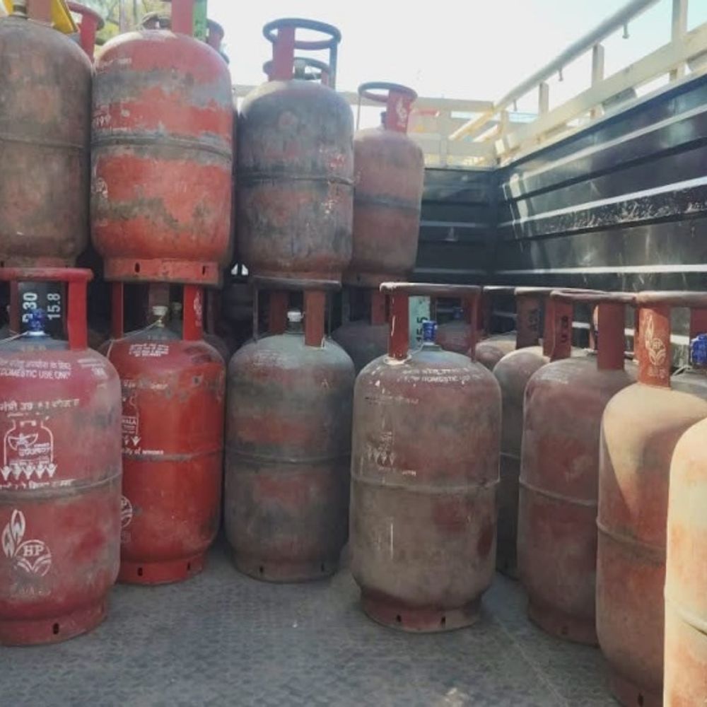 गैस सिलेंडर वितरण में लगाई टीचरों की ड्यूटी:  आदेश पर शिक्षक संगठनों में नाराजगी, बोले- हमारा काम बच्चों को पढ़ाना, फिर भी दूसरे कामों में लगाते – Jaipur News