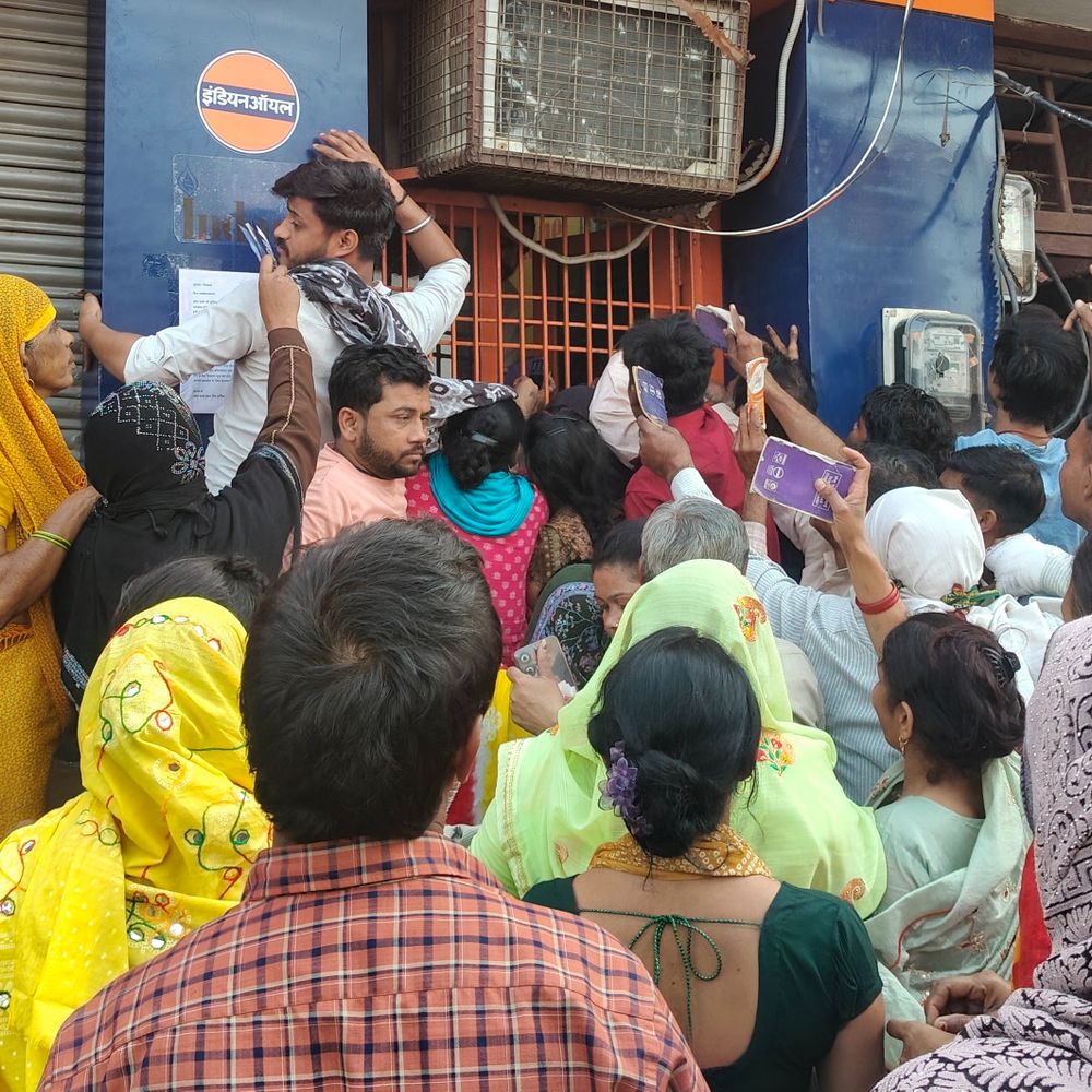 हाथरस में रसोई गैस सिलेंडरों की किल्लत:उपभोक्ता परेशान, एजेंसियों पर उमड़ी भीड़, प्रशासन का दावा पर्याप्त मात्रा में स्टॉक उपलब्ध