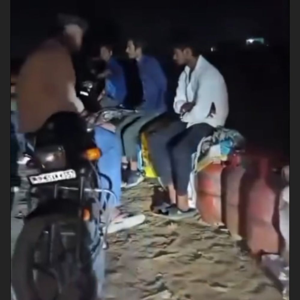 सिद्धार्थनगर में गैस सिलेंडर के लिए रात भर कतार:सैकड़ों लोग एजेंसी के बाहर ही रात बिताने को मजबूर, गैस किल्लत से प्रशासन का इंकार