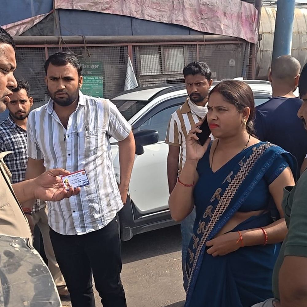 फर्जी पुलिस कार्ड से टोल फ्री निकलने की कोशिश:टूंडला टोल प्लाजा पर हंगामा, माफी मांगने के बाद युवक को छोड़ा