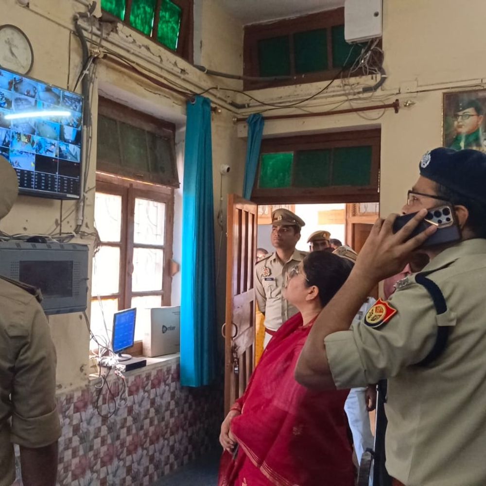 गोंडा में 2,730 परीक्षार्थियों ने छोड़ी दरोगा भर्ती परीक्षा:दो पालियों में 6,870 ने दिया पेपर, आईजी, डीएम और एसपी परीक्षा केंद्र का करते रहे निरीक्षण