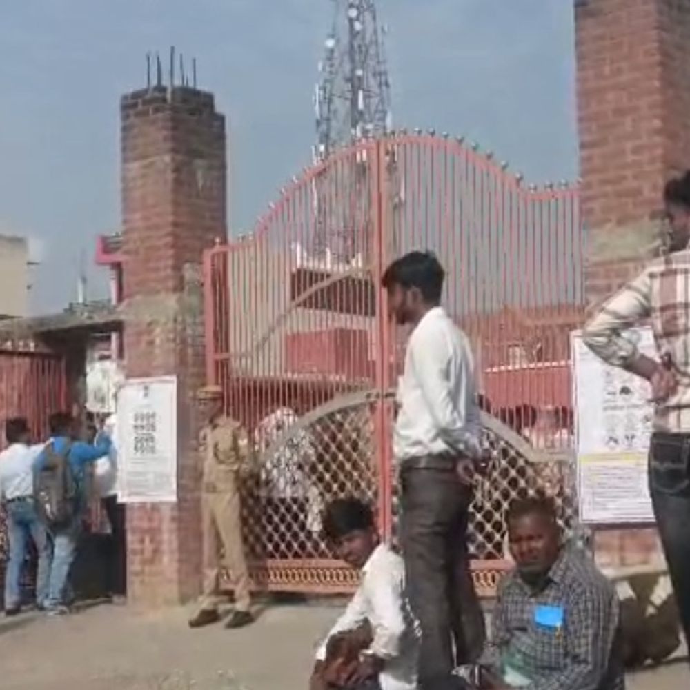 कासगंज में उप-निरीक्षक भर्ती परीक्षा शुरू:10 केंद्रों पर 12480 अभ्यर्थी देंगे परीक्षा, सुरक्षा के कड़े इंतजाम