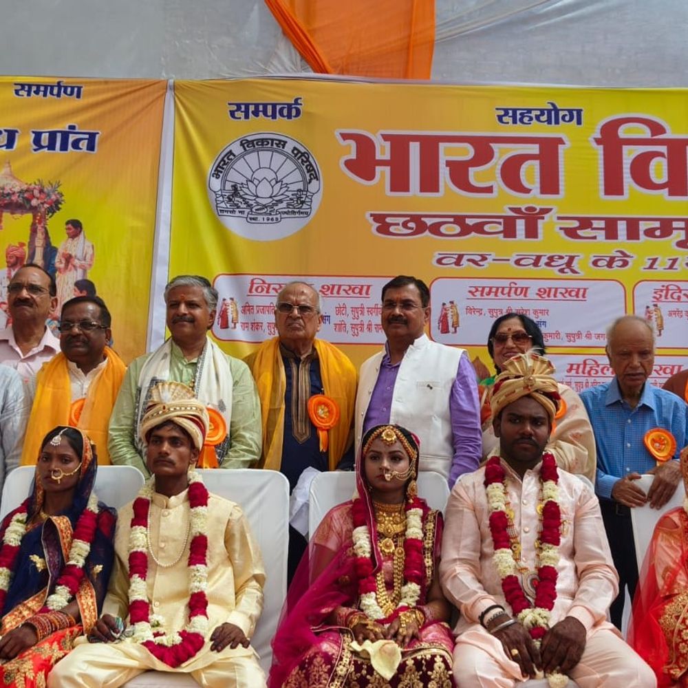 लखनऊ में 11 जोड़ों का सामूहिक विवाह:वर-वधू पक्ष से 15-15 लोग शामिल हुए, आशीर्वाद दिया