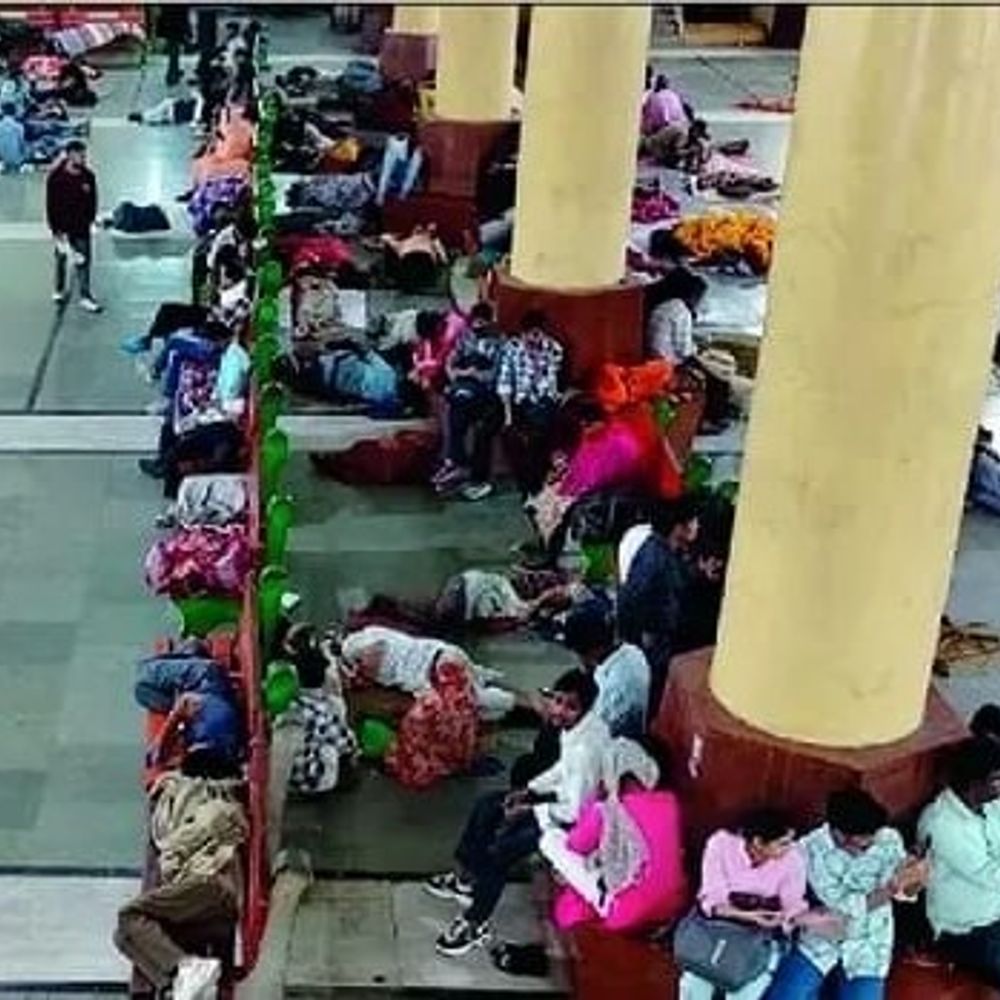 मुरादाबाद में यूपी पुलिस एसआई भर्ती परीक्षा शुरू:28 केंद्रों पर 45 हजार अभ्यर्थी देंगे परीक्षा, कड़े सुरक्षा इंतजाम