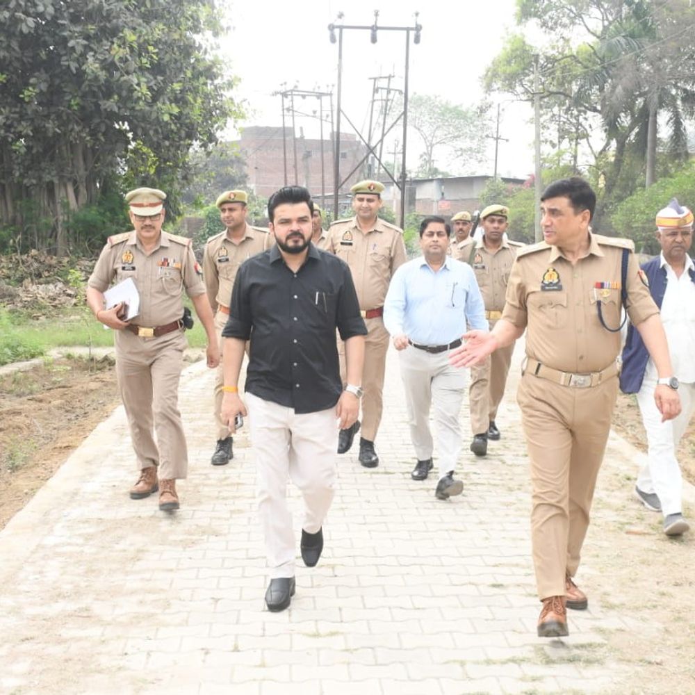 रामपुर में डीएम-एसपी ने परीक्षा केंद्रों का निरीक्षण किया:उपनिरीक्षक भर्ती परीक्षा की व्यवस्थाएं जांचीं, निष्पक्षता के निर्देश दिए