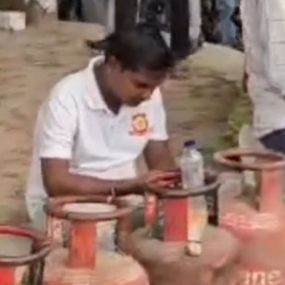 अंबेडकरनगर में कमर्शियल गैस सिलेंडर बिक्री पर रोक:डीएम बोले- शादी-समारोह के लिए देंगे लकड़ी, 5 रुपए किलो होगी उपलब्ध