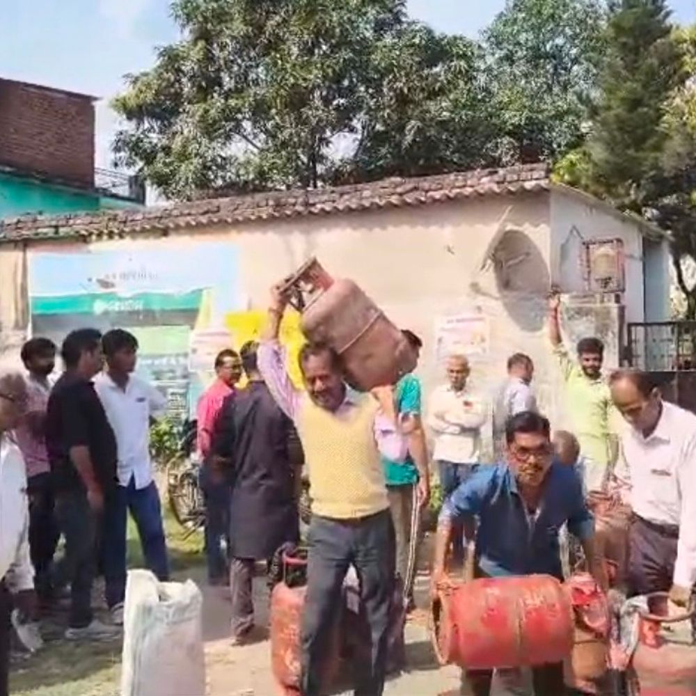 रायबरेली में गैस संकट गहराया, उपभोक्ताओं का प्रदर्शन:सूर्य गैस एजेंसी के बाहर नारेबाजी, प्रशासन पर लापरवाही का आरोप