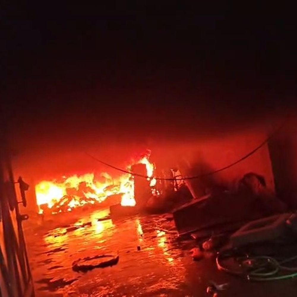 गोंडा में इलेक्ट्रॉनिक गोदाम में लगी भीषण आग:लाखों का इलेक्ट्रॉनिक सामान जलकर राख, फायर ब्रिगेड ने पाया काबू, जांच जारी