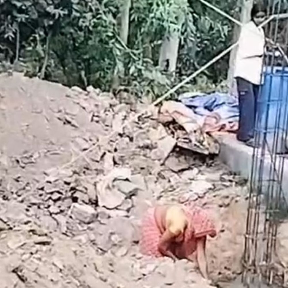 प्राथमिक विद्यालय में बन रहा कक्ष गिराया, VIDEO:कौशांबी में दबंगों ने मजदूरों को धमकाया, प्रधानाध्यापक ने थाने में दी तहरीर