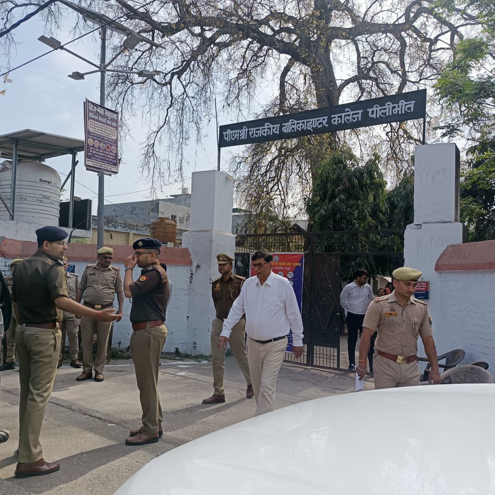 पीलीभीत में दरोगा भर्ती परीक्षा हुई पूरी:पहले दिन 2017 अभ्यर्थी हुए शामिल, डीएम एसपी ने देखी सुरक्षा