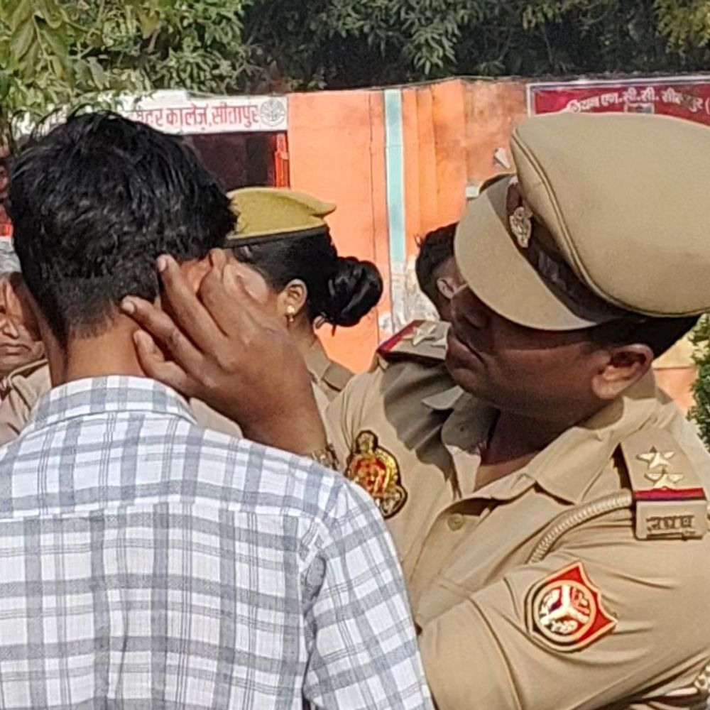 जूते और गहने उतरवाकर परीक्षा कक्षों में पहुंचे अभ्यर्थी:सीतापुर में 8 केंद्रों पर SI भर्ती परीक्षा शुरू, दो दिनों में 11520 होंगे शामिल