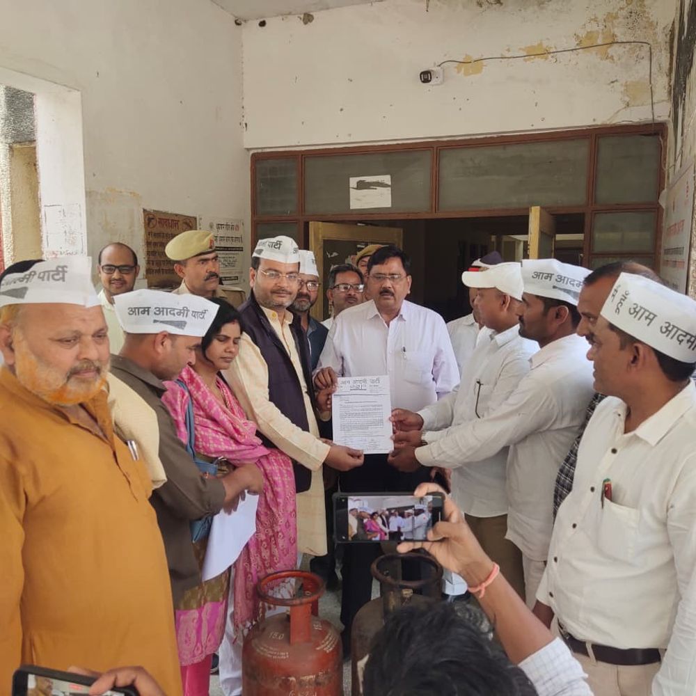 गैस सिलेंडर की बढ़ती कीमतों पर AAP का प्रदर्शन:मऊ में कार्यकर्ताओं ने सरकार के खिलाफ नारेबाजी कर ज्ञापन सौंपा
