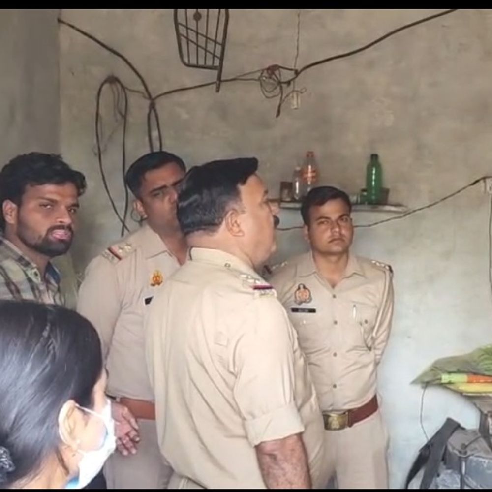 मेरठ में बच्चों के सामने मां ने की आत्महत्या:कमरे में फंदा लगाकर खत्म की जिंदगी