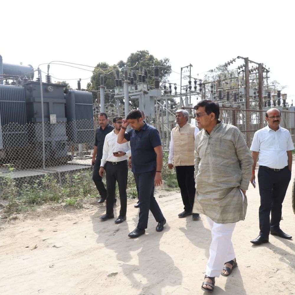 ऊर्जा मंत्री एके शर्मा ने मडियाहूं उपकेंद्र का निरीक्षण किया:लॉग शीट में अनियमितता मिले, जेई के गैरहाजिर होने पर जताई नाराजगी