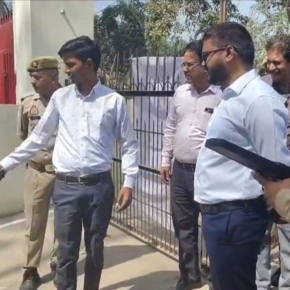एटा में कड़ी सुरक्षा में हुई पुलिस भर्ती परीक्षा:डीएम प्रेमरंजन सिंह ने केंद्रों का निरीक्षण किया, 11 केंद्रों में हुई