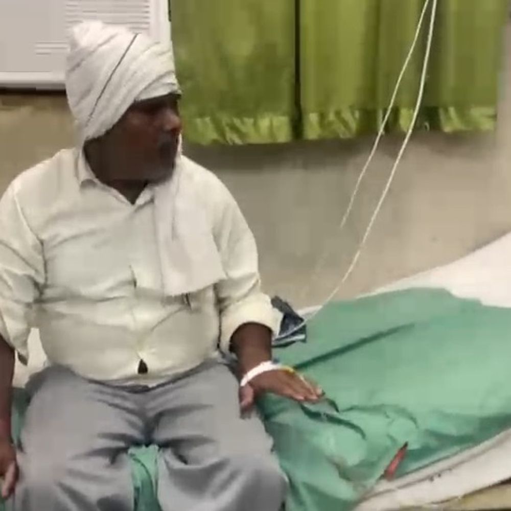 खेत में घास काटते समय किसान को सांप ने डसा:घरवालों ने सांप को पॉलिथीन में डाला, लोहिया अस्पताल लेकर पहुंचे