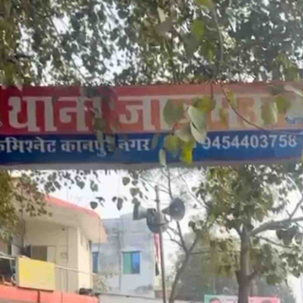 कानपुर में एयरफोर्स गेट पर बाउंड्रीवाल का विरोध:सुरक्षा के लिए बन रही दीवार पर सिविलियन का हंगामा, पुलिस ने संभाला