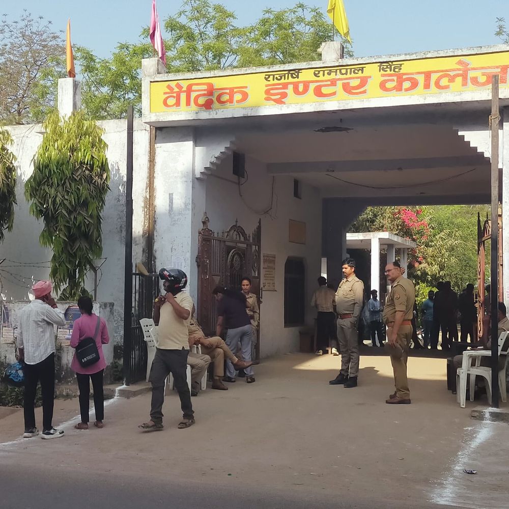 रायबरेली में पुलिस SI भर्ती परीक्षा शुरू:प्रशासन ने की तैयारी, 100 मीटर तक दुकानें बंद, मजिस्ट्रेट तैनात