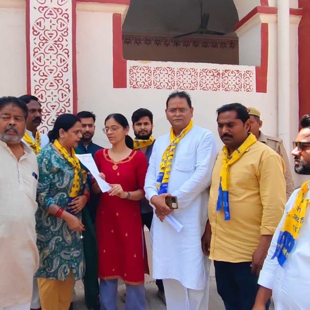 आप ने महंगाई, LPG मूल्य वृद्धि पर किया प्रदर्शन:सुल्तानपुर में राष्ट्रपति को मांग पत्र भेजा, कीमतें वापस लेने की उठाई आवाज