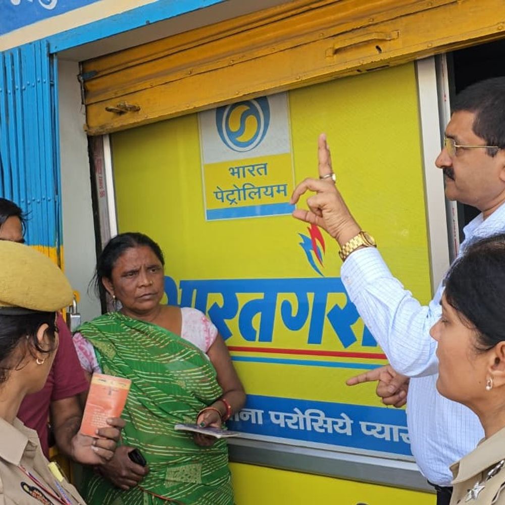 कमालगंज में गैस एजेंसी पर डीएम-एसपी का औचक निरीक्षण:उपलब्धता, बुकिंग जांची; उपभोक्ताओं से बात कर दिए निर्देश