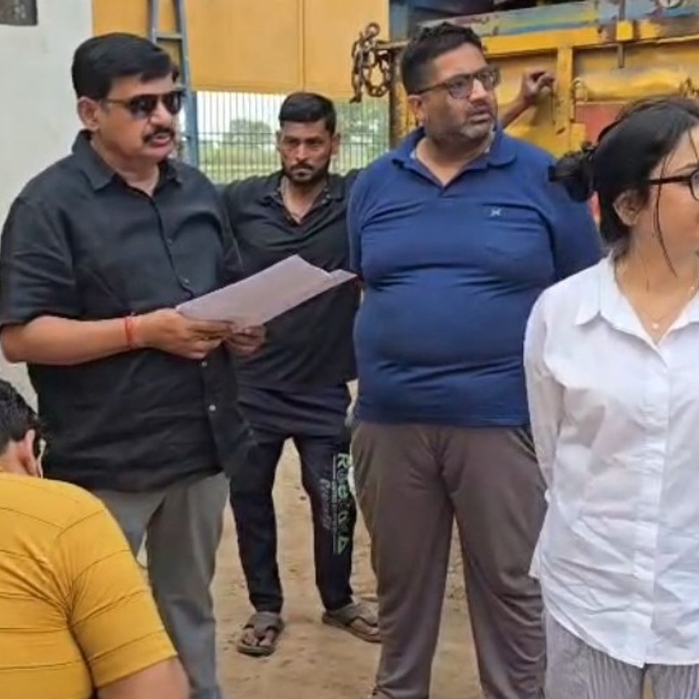 बुलंदशहर में अवैध गैस रिफिलिंग का भंडाफोड़:एजेंसी पर छापा, 1000 सिलेंडर और उपकरण बरामद