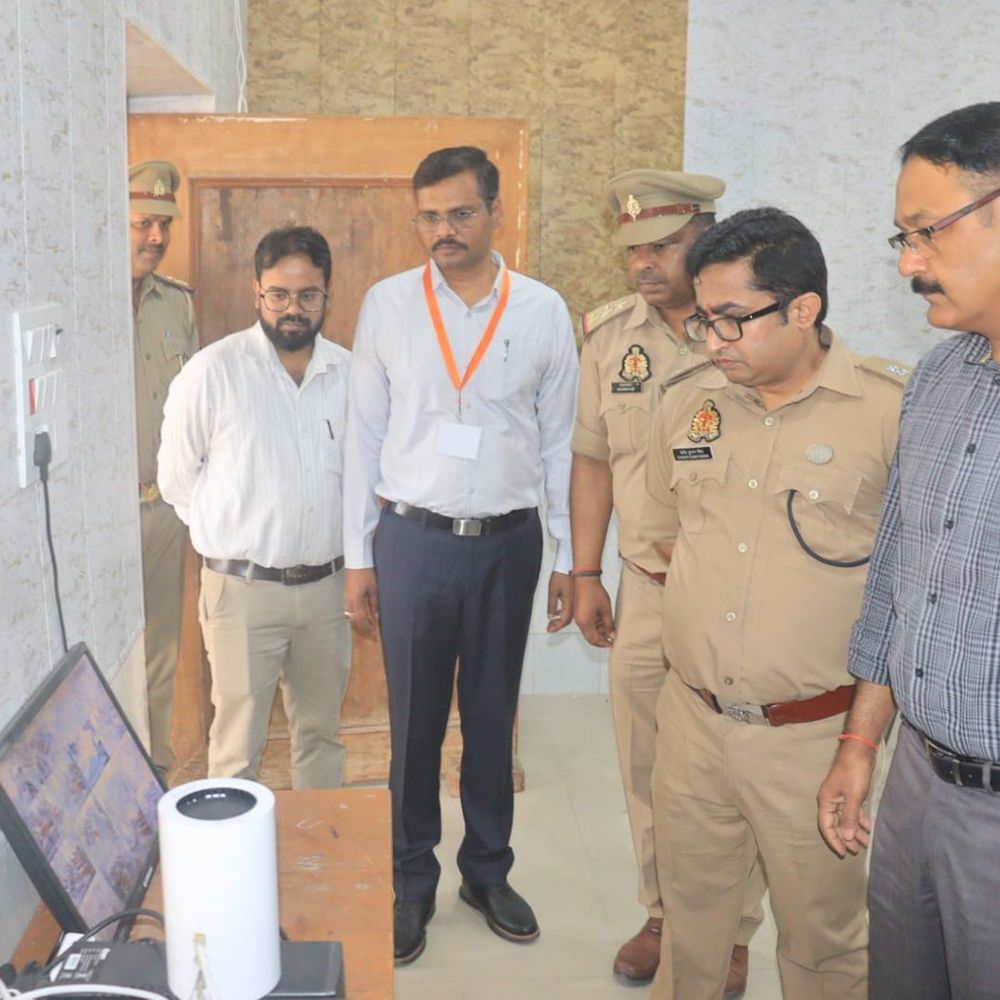 डीएम-एसपी ने भर्ती परीक्षा केंद्रों का निरीक्षण किया:संतकबीर नगर में नकलविहीन SI भर्ती परीक्षा आयोजित कराने के निर्देश