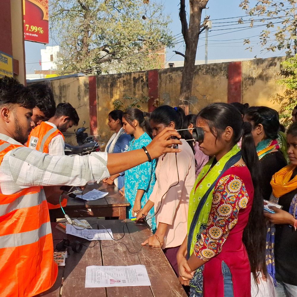 गाजीपुर में आज से SI भर्ती परीक्षा शुरू:आधार कार्ड से मिलान और थर्मल स्कैनिंग, 11 केंद्रों पर 16,320 परीक्षार्थी देंगे एग्जाम
