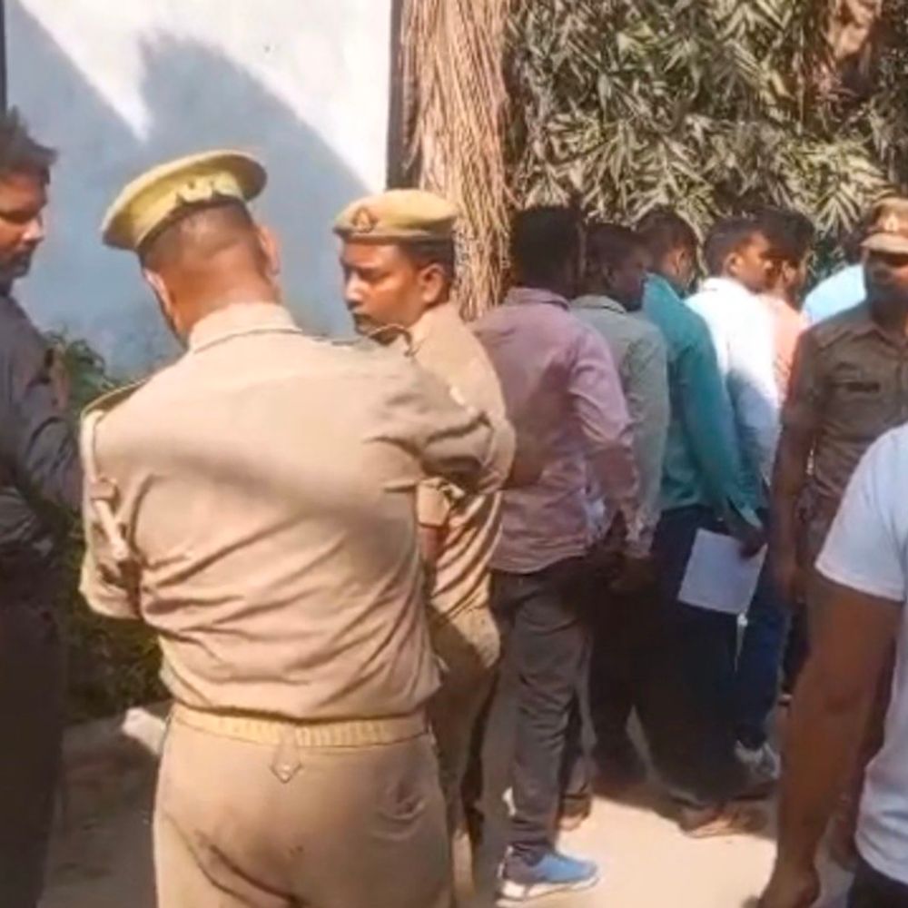 बलिया में SI भर्ती परीक्षा शुरू:15 केंद्रों पर सघन चेकिंग के बाद अभ्यर्थियों को प्रवेश