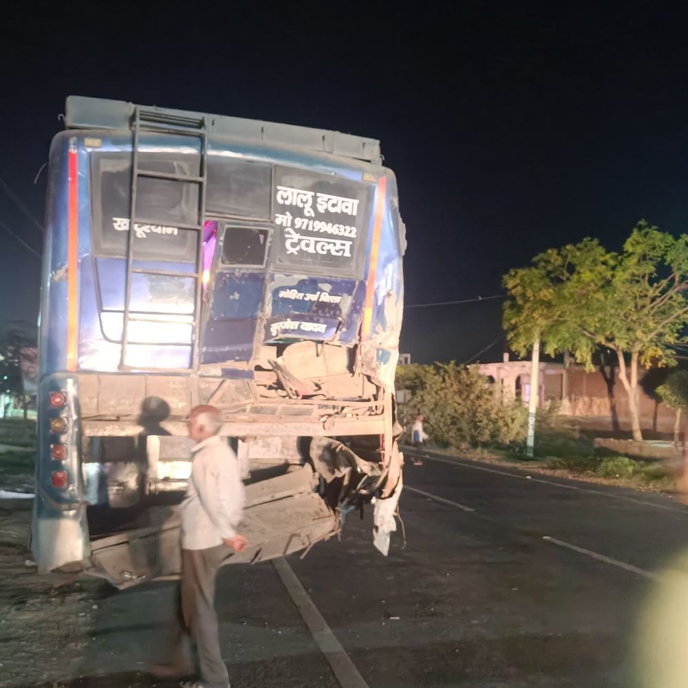 पीछे से बस में घुसी आलू से भरी पिकअप:दो लोग गंभीर घायल, सड़क पर बिखरे आलू, दो घंटे रहा सड़क जाम