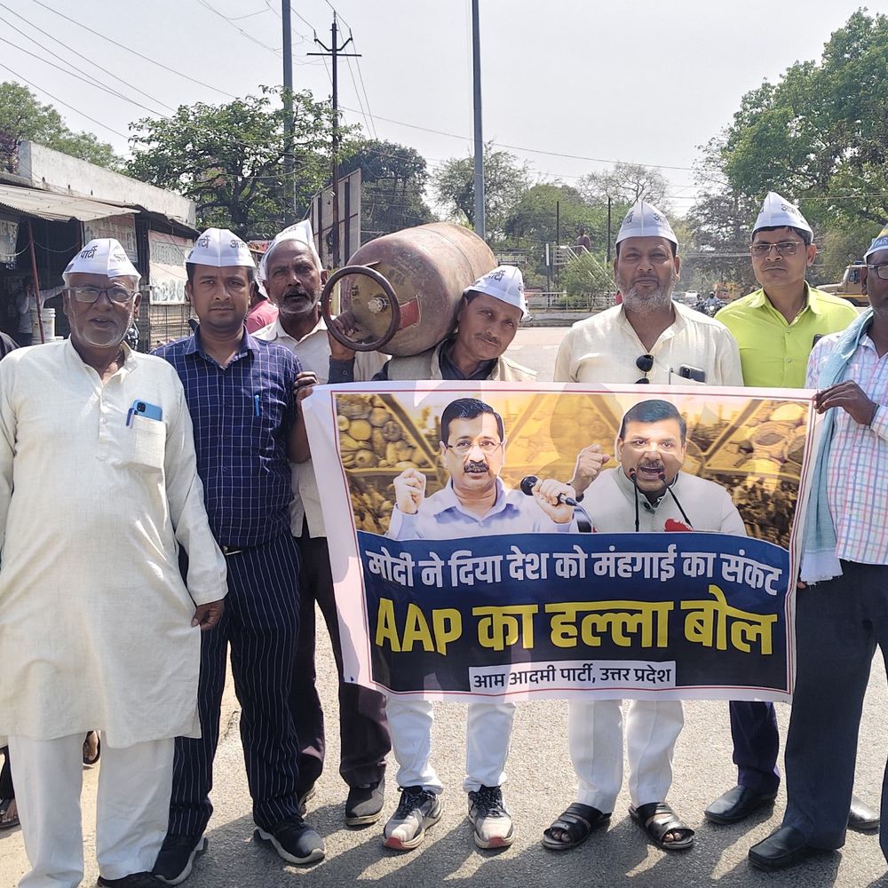आप ने महंगाई, गैस मूल्य वृद्धि पर किया प्रदर्शन:बस्ती में कार्यकर्ताओं ने सिर पर सिलेंडर रखकर जताया विरोध