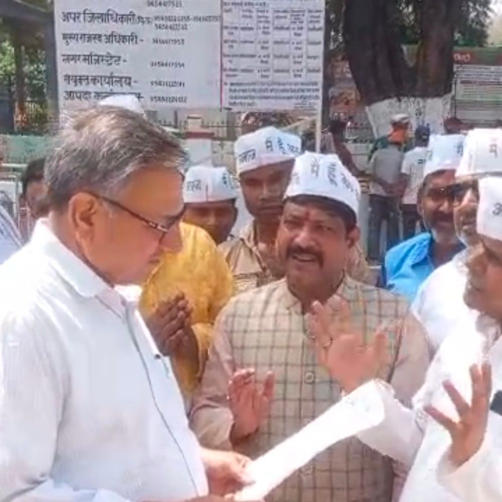 बलिया में AAP का महंगाई के खिलाफ प्रदर्शन:एलपीजी सिलेंडर की कीमतें बढ़ाने पर राष्ट्रपति को ज्ञापन सौंपा