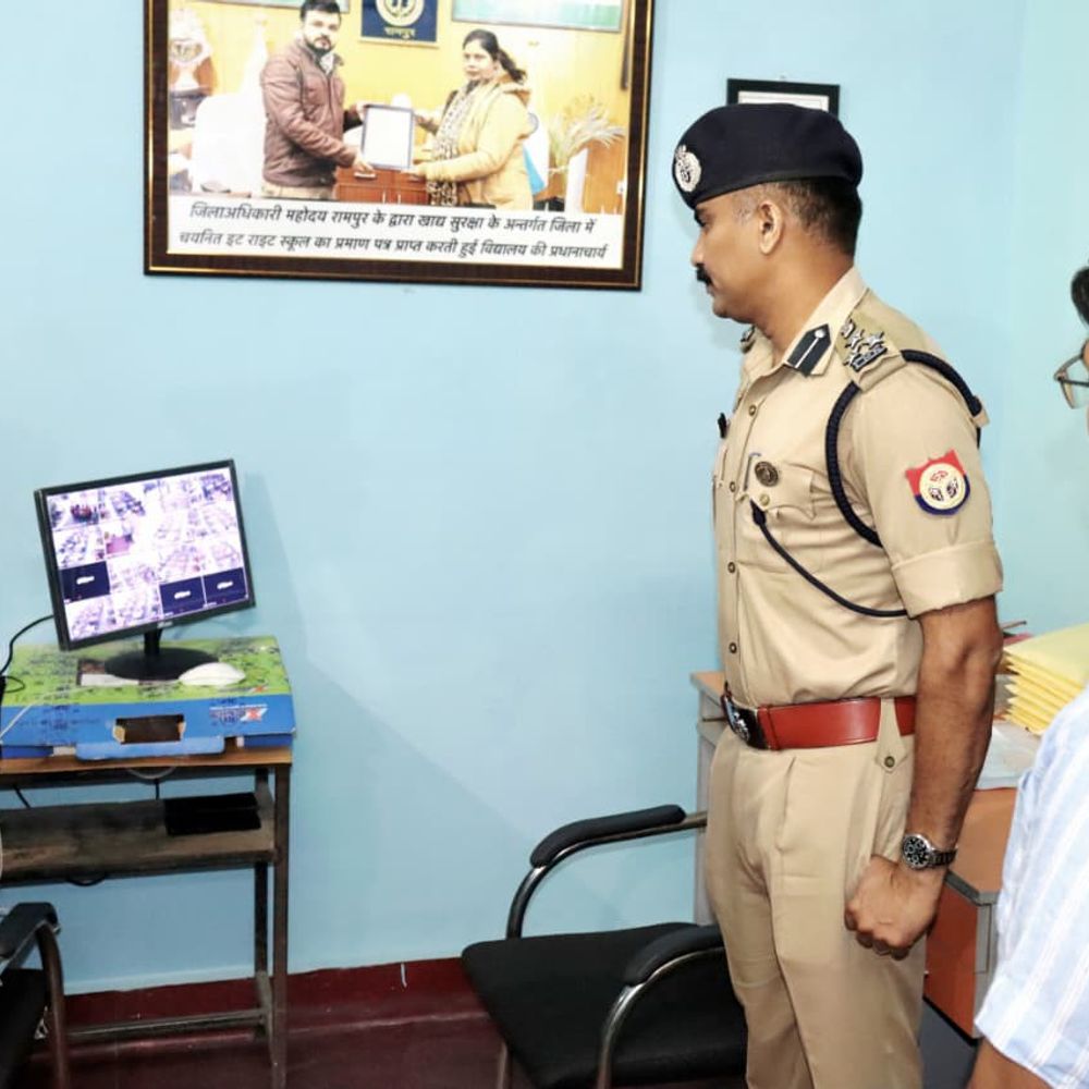 डीआईजी ने पुलिस भर्ती परीक्षा केंद्रों का निरीक्षण किया:रामपुर में SI भर्ती परीक्षा व्यवस्थाओं का जायजा लिया, दिए आवश्यक निर्देश